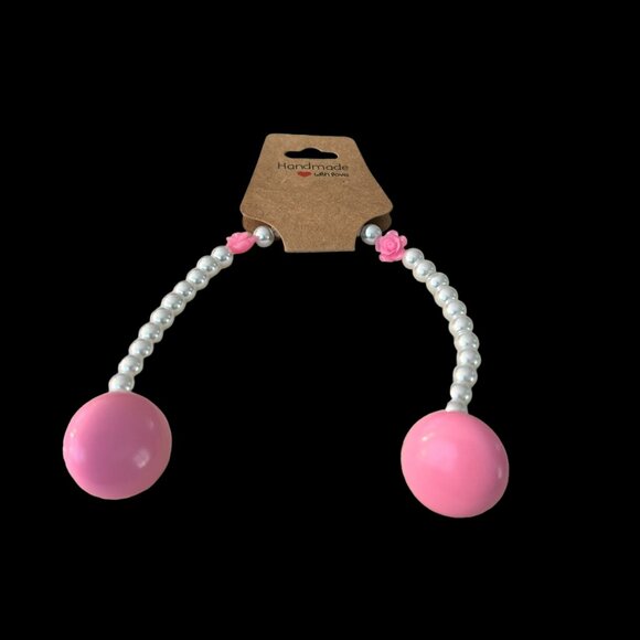 Upcycled sweater clasp/collar clip made with vintage pink clip on earrings - Picture 2 of 8